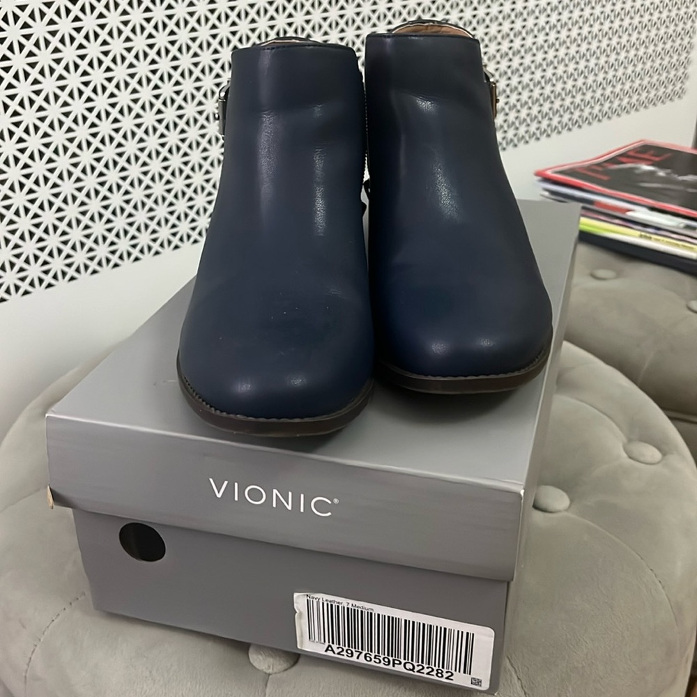 Vionic Millie leather booties in navy